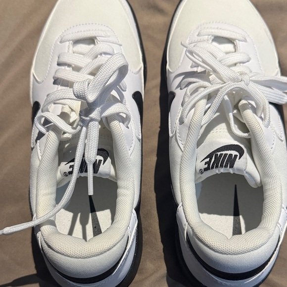 Nike Classic White and Black Athletic Shoes - Picture 4 of 4